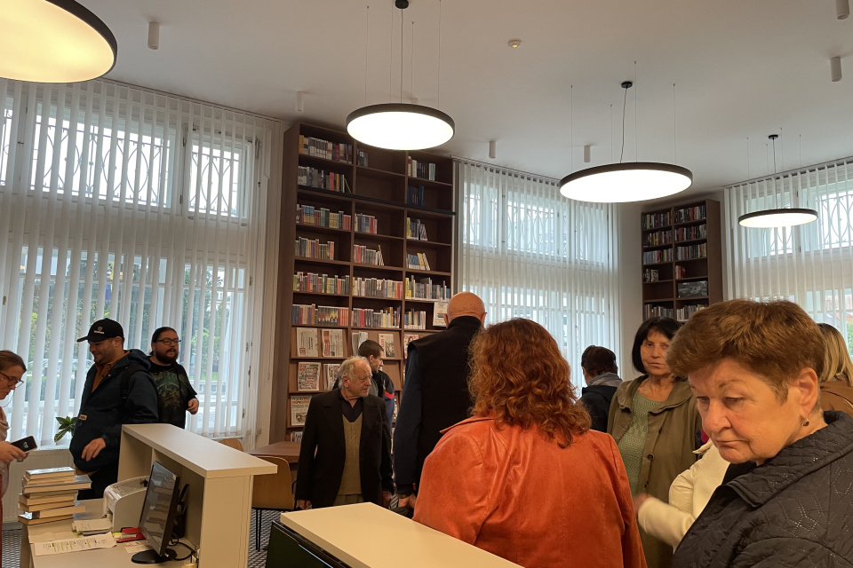 Prehliadka viedla aj oddelením beletrie | Foto: Michaela Martišíková, redakcia