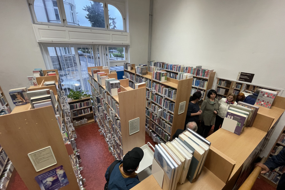 Časť oddelenia odbornej literatúry sa nachádza v obytných priestoroch (vrchná časť) a časť v bývalých priestoroch banky (časť oddelenia, do ktorej sa zostupuje po schodoch) | Foto: Michaela Martišíková, redakcia
