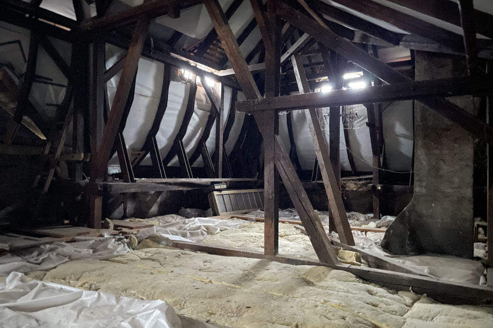 Na povalu sa podľa vlastných slov dostala prvýkrát aj bývala knihovníčka knižnice, ktorá sa zúčastnila prehliadky | Foto: Michaela Martišíková, redakcia