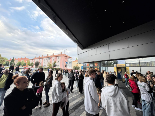 Ľudí zo City Arény vyhnali von | Foto: Trnavské rádio