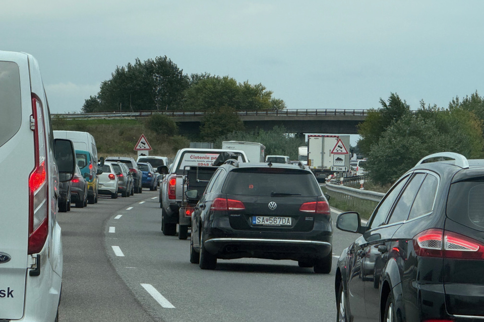 Stojíte na R1 z Trnavy pri OMV smerom do Nitry | Foto: Trnavské rádio