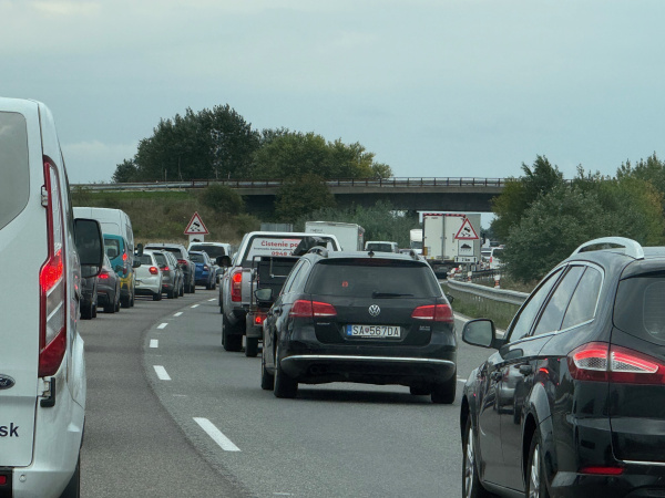 Stojíte na R1 z Trnavy pri OMV smerom do Nitry | Foto: Trnavské rádio