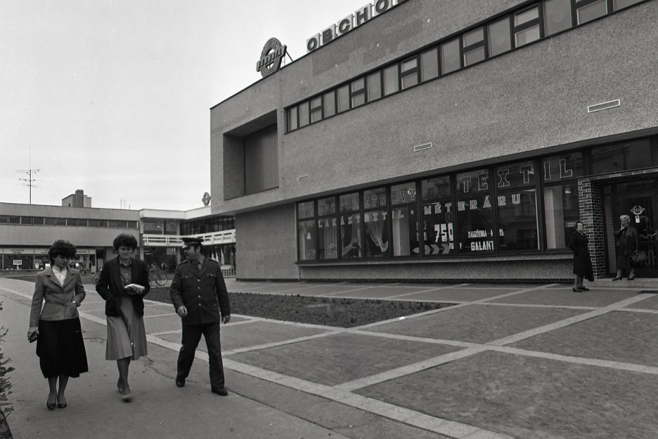 Pohľady na nový obchodný dom a reštauráciu Mladosť v Galante 5. novembra 1987. | Foto: Vlastimír Andor, ČSTK. Licencia: Trnavské rádio