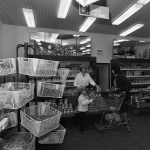 Pohľad do predajne potravín, jeseň 1987. | Foto: Vlastimír Andor, ČSTK. Licencia: Trnavské rádio