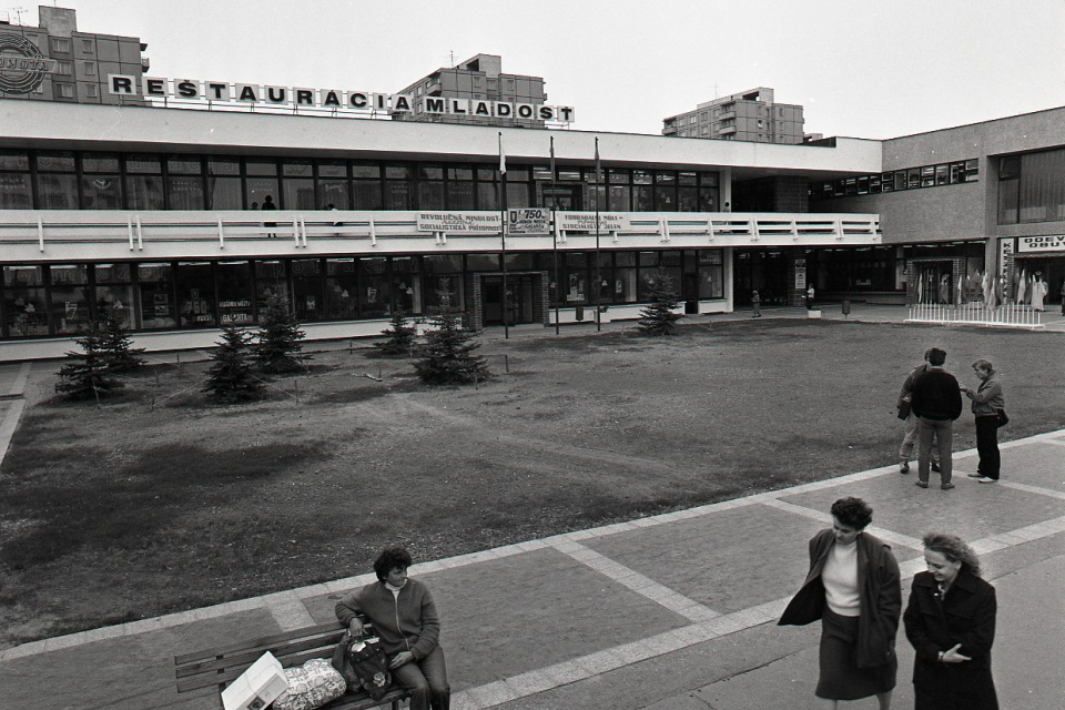 Pohľady na nový obchodný dom a reštauráciu Mladosť v Galante 5. novembra 1987. | Foto: Vlastimír Andor, ČSTK. Licencia: Trnavské rádio