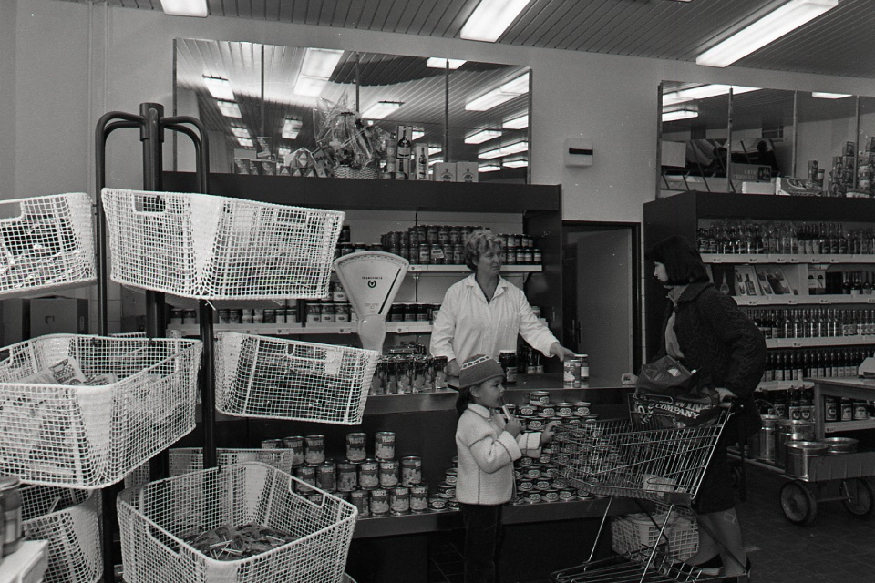 Pohľad do predajne potravín, jeseň 1987. | Foto: Vlastimír Andor, ČSTK. Licencia: Trnavské rádio