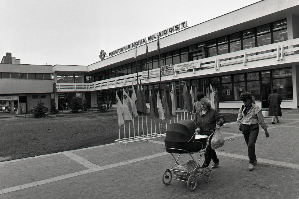 Pohľady na nový obchodný dom a reštauráciu Mladosť v Galante 5. novembra 1987. | Foto: Vlastimír Andor, ČSTK. Licencia: Trnavské rádio