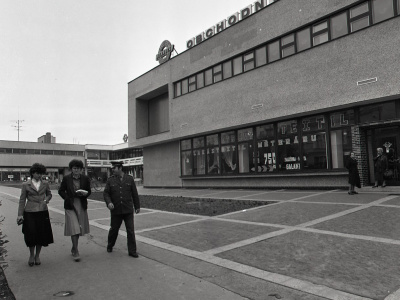 Pohľady na nový obchodný dom a reštauráciu Mladosť v Galante 5. novembra 1987. | Foto: Vlastimír Andor, ČSTK. Licencia: Trnavské rádio