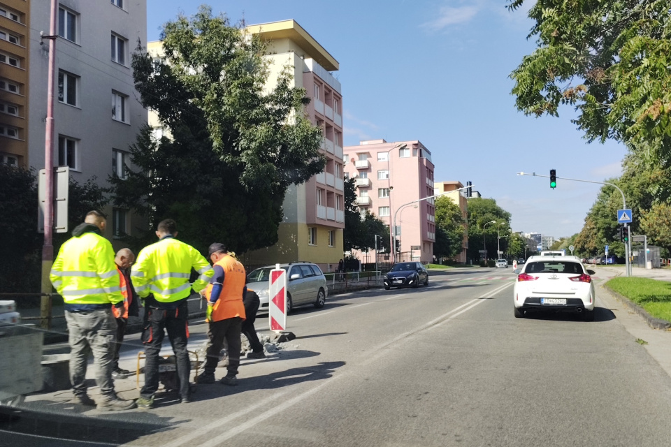 Na Hospodárskej v Trnave frézujú kanalizácie | Foto: dv, trnavské rádio
