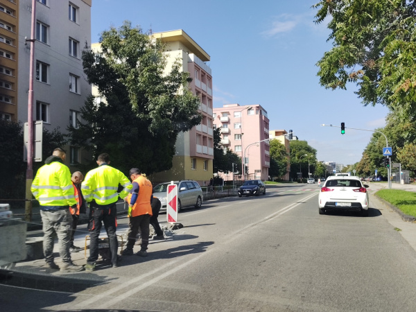 Na Hospodárskej v Trnave frézujú kanalizácie | Foto: dv, trnavské rádio
