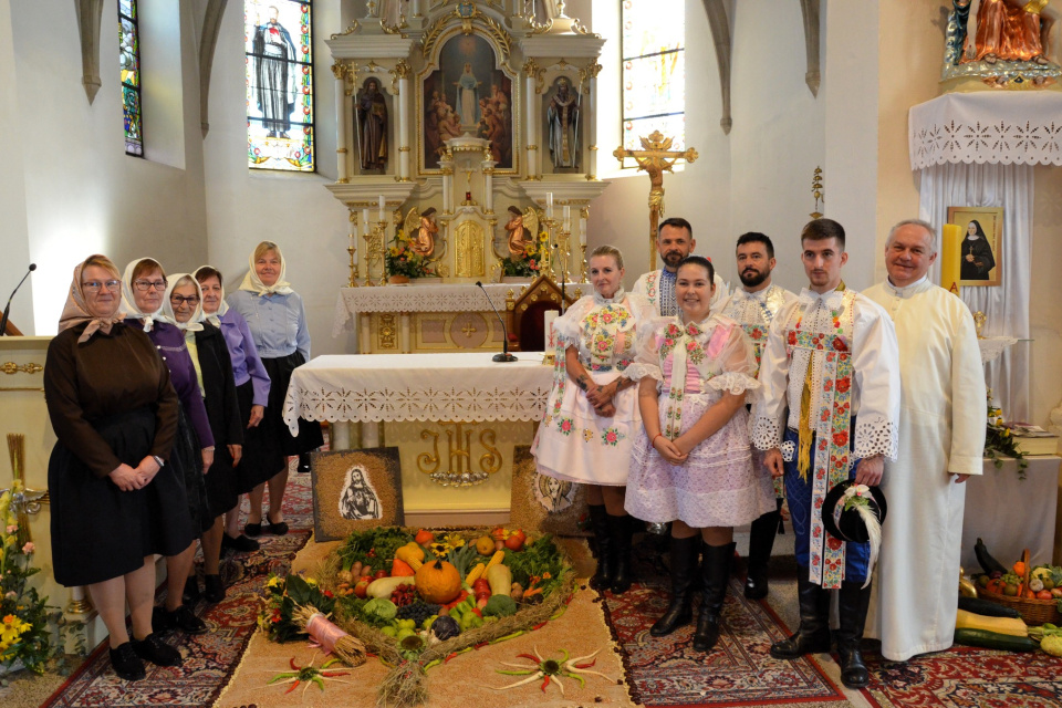 Sviatosť bola aj s miestnymi krojmi. | Foto: Petrova Ves