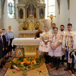 Sviatosť bola aj s miestnymi krojmi. | Foto: Petrova Ves