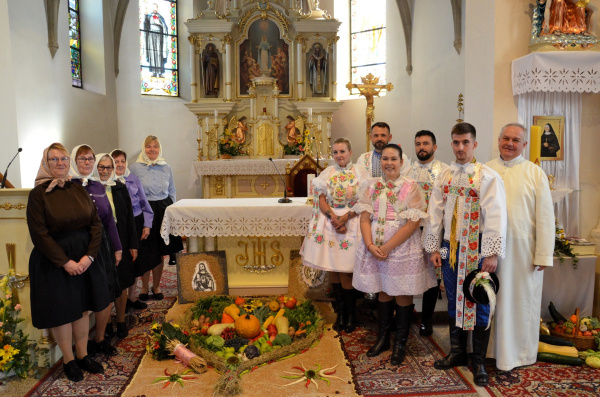 Sviatosť bola aj s miestnymi krojmi. | Foto: Petrova Ves