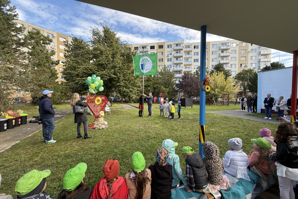 Nová vlajka Zelenej školy na dvore Materskej školy v Hlohovci už veje | Foto: Michaela Martišíková, redakcia