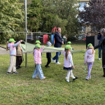Deti spolu s viceprimátorom mesta a zástupkyňou školy odnášali starú vlajku zelenej školy | Foto: Michaela Martišíková, redakcia