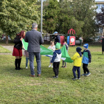 Prichádza nová vlajka, nesú ju deti, primátor mesta a riaditeľka školy | Foto: Michaela Martišíková, redakcia