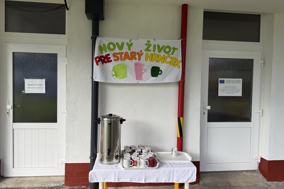 Aj na slávnostnom vyvesení vlajky použili vyzbierané hrnčeky | Foto: Michaela Martišíková, redakcia