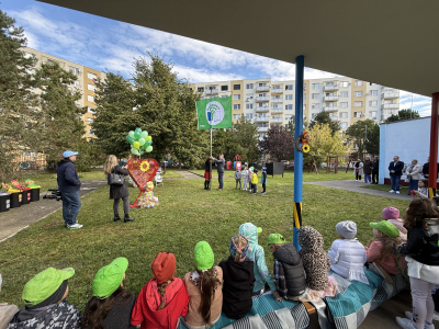Nová vlajka Zelenej školy na dvore Materskej školy v Hlohovci už veje | Foto: Michaela Martišíková, redakcia