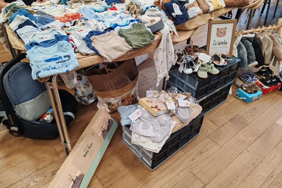 Na výber bude z oblečenia, hračiek, kníh a rôznych drobností | Zdroj: Suchá nad Parnou