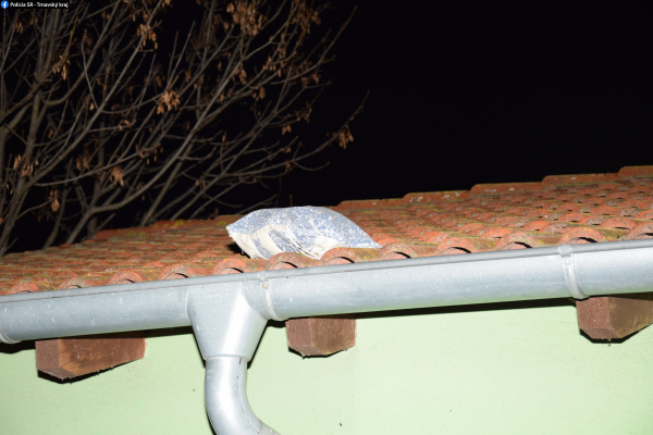 Sporný predmet našli na strechu objektu | Foto: Polícia