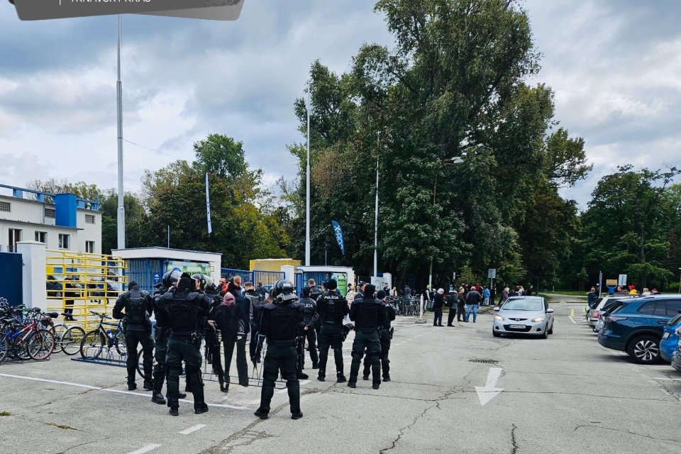 Policajti sú pripravení odprevadiť fanúšikov. | Foto: PZSR