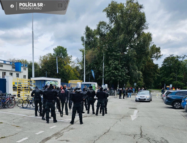 Policajti sú pripravení odprevadiť fanúšikov. | Foto: PZSR
