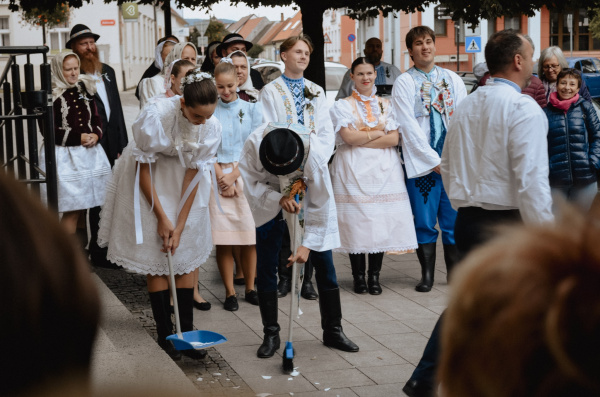 Počas tradičnej skalickej svadby sa rozbíjali aj taniere | Foto: Mesto Skalica
