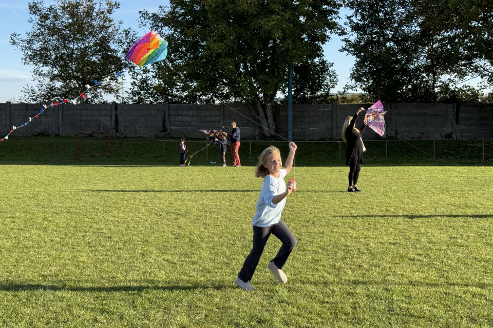 Občas bolo treba šarkanom trocha pomôcť | Foto: Michaela Martišíková, redakcia