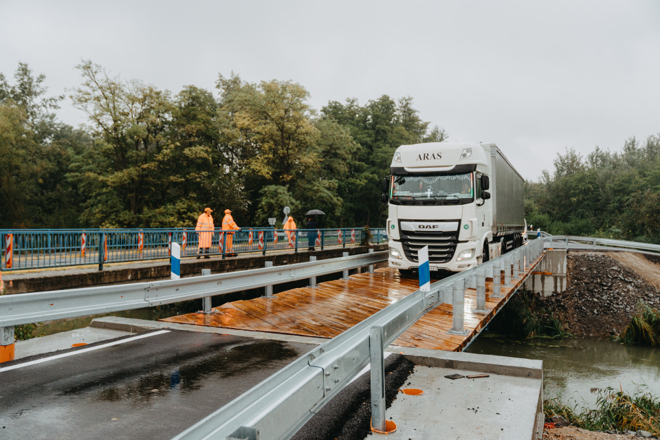 Doprava cez Čiernu Vodu pri Veľkých Úľanoch vedie po užitočnom dočasnom premostení | Foto: TTSK