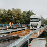 Doprava cez Čiernu Vodu pri Veľkých Úľanoch vedie po užitočnom dočasnom premostení | Foto: TTSK