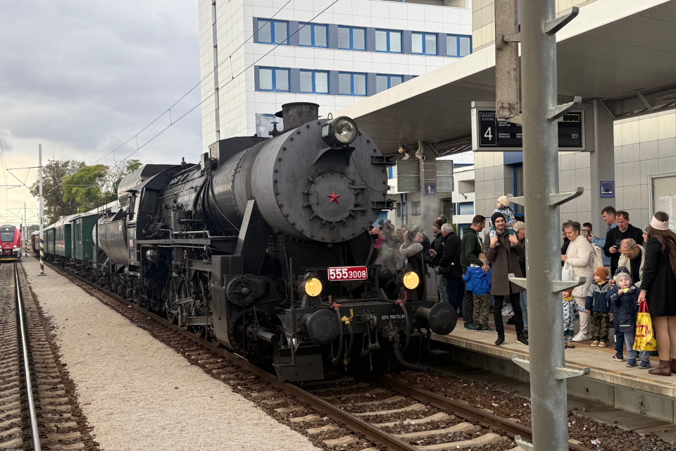 Nostalgický vlak na trnavskej stanici. | Foto: Trnavské