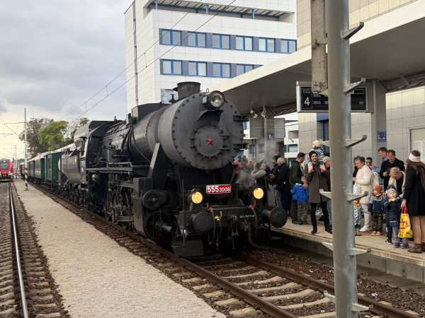 Nostalgický vlak na trnavskej stanici. | Foto: Trnavské