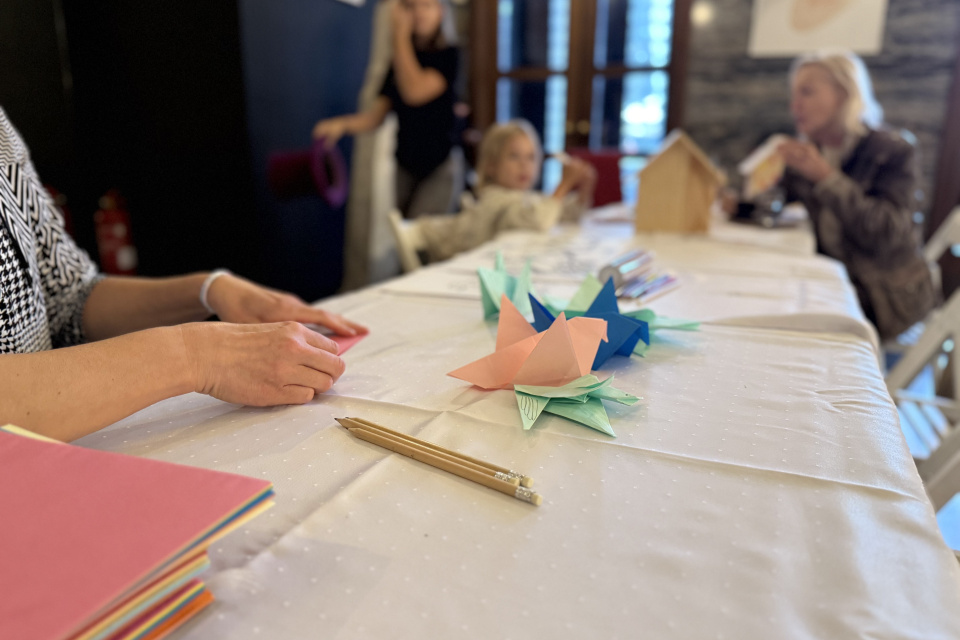 Origami vtáčikov postupne pribúdalo | Foto: Michaela Martišíková, redakcia