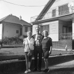 Súrodenci sa po rokoch vrátili domov (zľava: sestra Dana (nebola na starých fotkách), sestra Mária a brat Ľubomír) | Foto: Maroš Vala, Flexaret