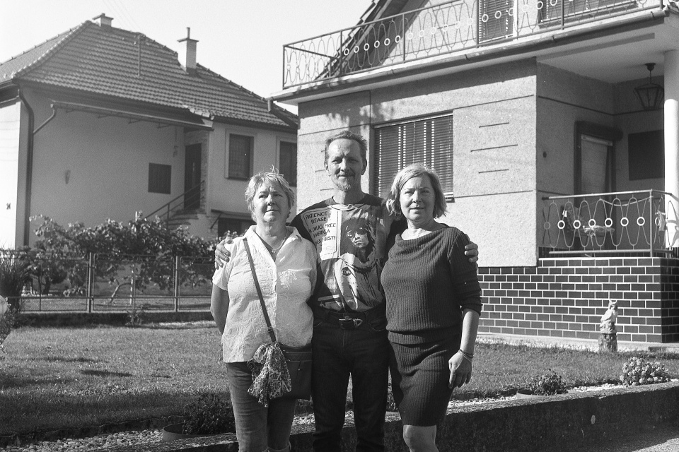Súrodenci sa po rokoch vrátili domov (zľava: sestra Dana (nebola na starých fotkách), sestra Mária a brat Ľubomír) | Foto: Maroš Vala, Flexaret
