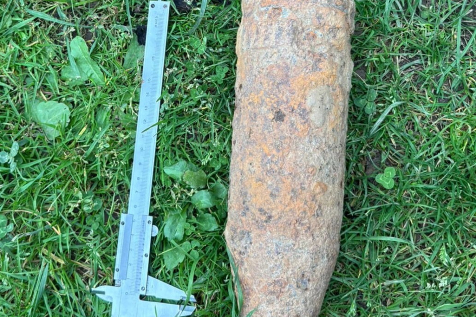 Policajní pyrotechnici museli odstreliť delostrelecký granát pri obci Štefanov, v okrese Senica. | Zdroj: KR PZ TT