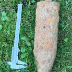 Policajní pyrotechnici museli odstreliť delostrelecký granát pri obci Štefanov, v okrese Senica. | Zdroj: KR PZ TT