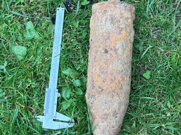 Policajní pyrotechnici museli odstreliť delostrelecký granát pri obci Štefanov, v okrese Senica. | Zdroj: KR PZ TT