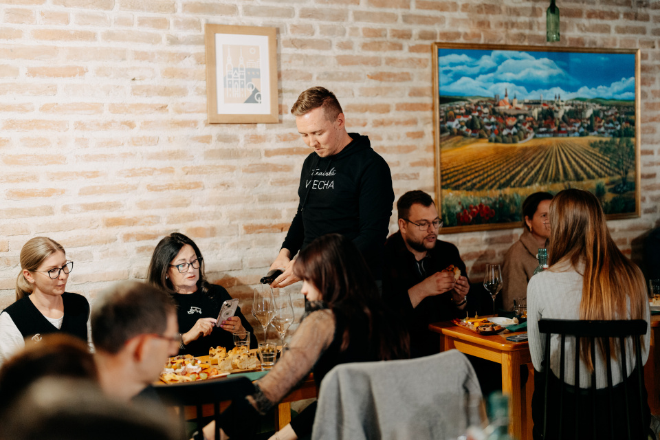 Prednáška je spojená s degustáciou dobrého vína | Zdroj: Trnavská viecha