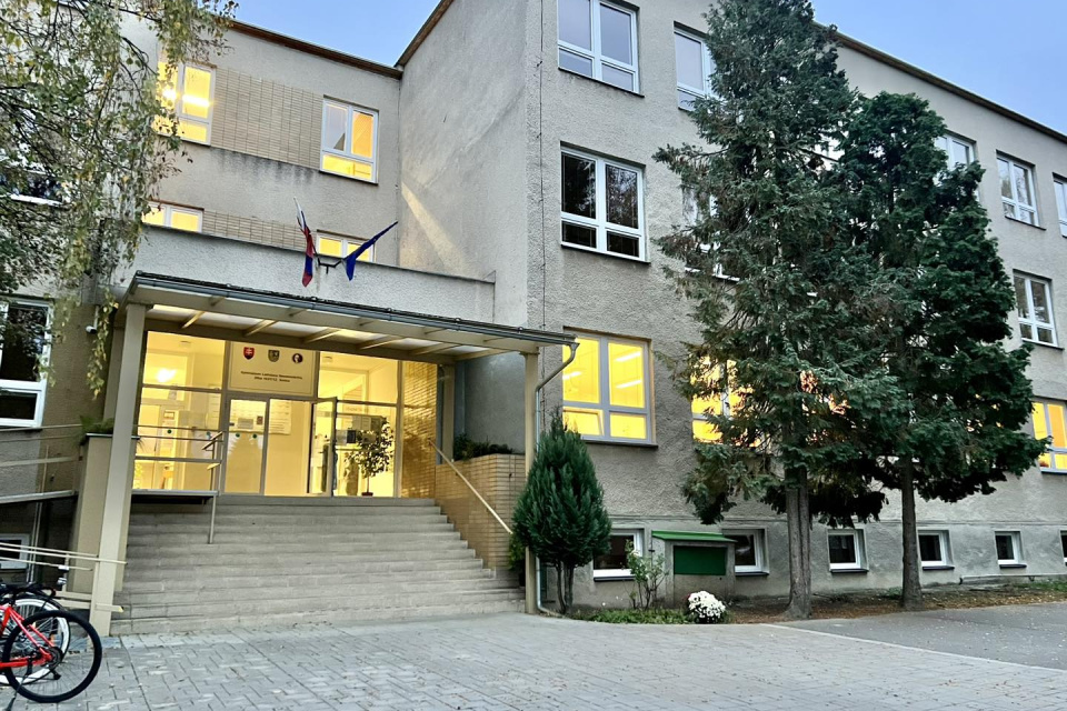 Volilo sa aj v senickom gymnáziu | Zdroj: Mesto Senica