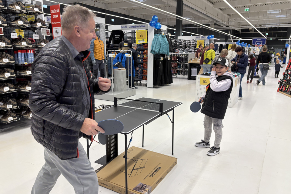 Stolný tenis prilákal celé rodiny, dedkov aj vnukov | Foto: Michaela Martišíková, Trnavské rádio