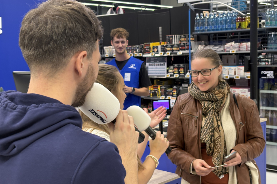 Výherkyňa Lenka objavila skrytú nálepku na jednej z lyží | Foto: Michaela Martišíková, Trnavské rádio