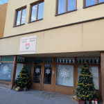Budova oproti KCT je na malú chvíľu Mestským úradom v Komárne | Foto: redakcia Trnavské rádio