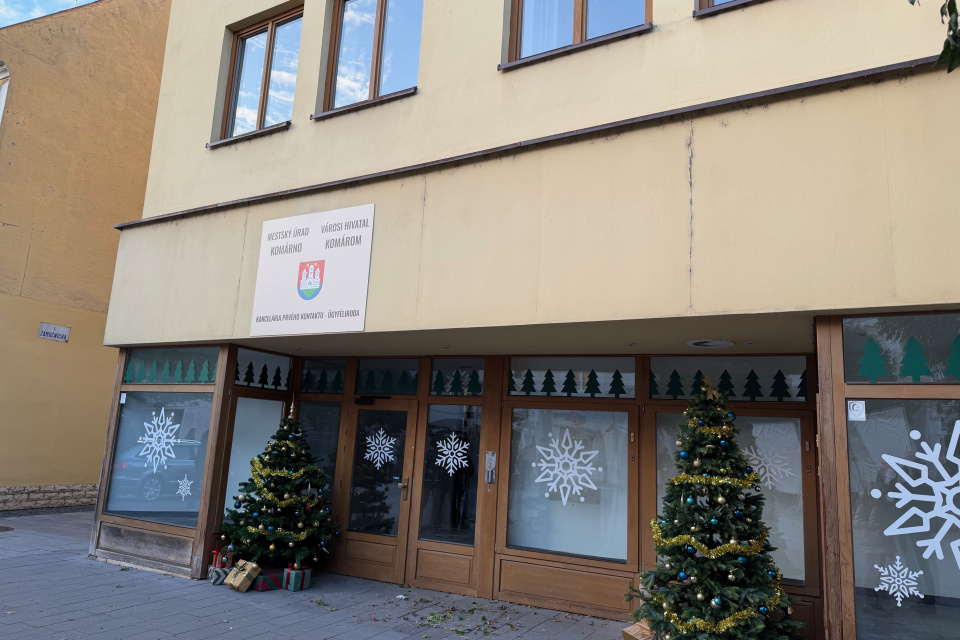Budova oproti KCT je na malú chvíľu Mestským úradom v Komárne | Foto: redakcia Trnavské rádio