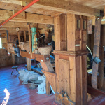 Vnútro bolo zaplnené nástrojmi mlynárov.