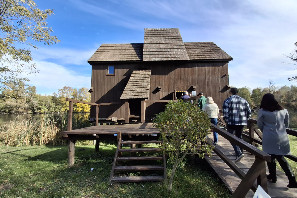 Žľab slúžil na jednoduchšie narábanie s vrecami.