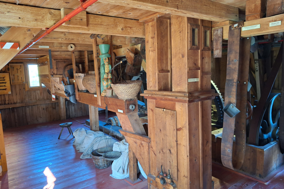 Vnútro bolo zaplnené nástrojmi mlynárov.