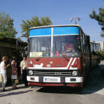 Legendárny Ikarus 280 na zastávke pri Skloplaste pri spomienkovej jazde. | Zdroj: iMhd.sk