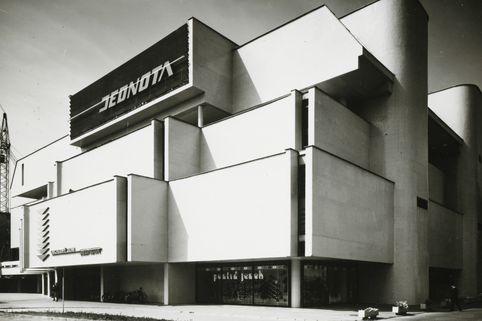 Obchodný dom Jednota v Trnave na dobovej fotografii. | Autori: Tomáš Gucfa, Rajmund Müller. Licencia pre Trnavské rádio: Slovenská národná galéria