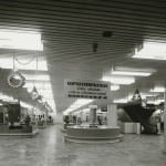 Obchodný dom Jednota v Trnave. Pohľad do obchodných priestorov. | Autori: Tomáš Gucfa, Rajmund Müller. Licencia pre Trnavské rádio: Slovenská národná galéria